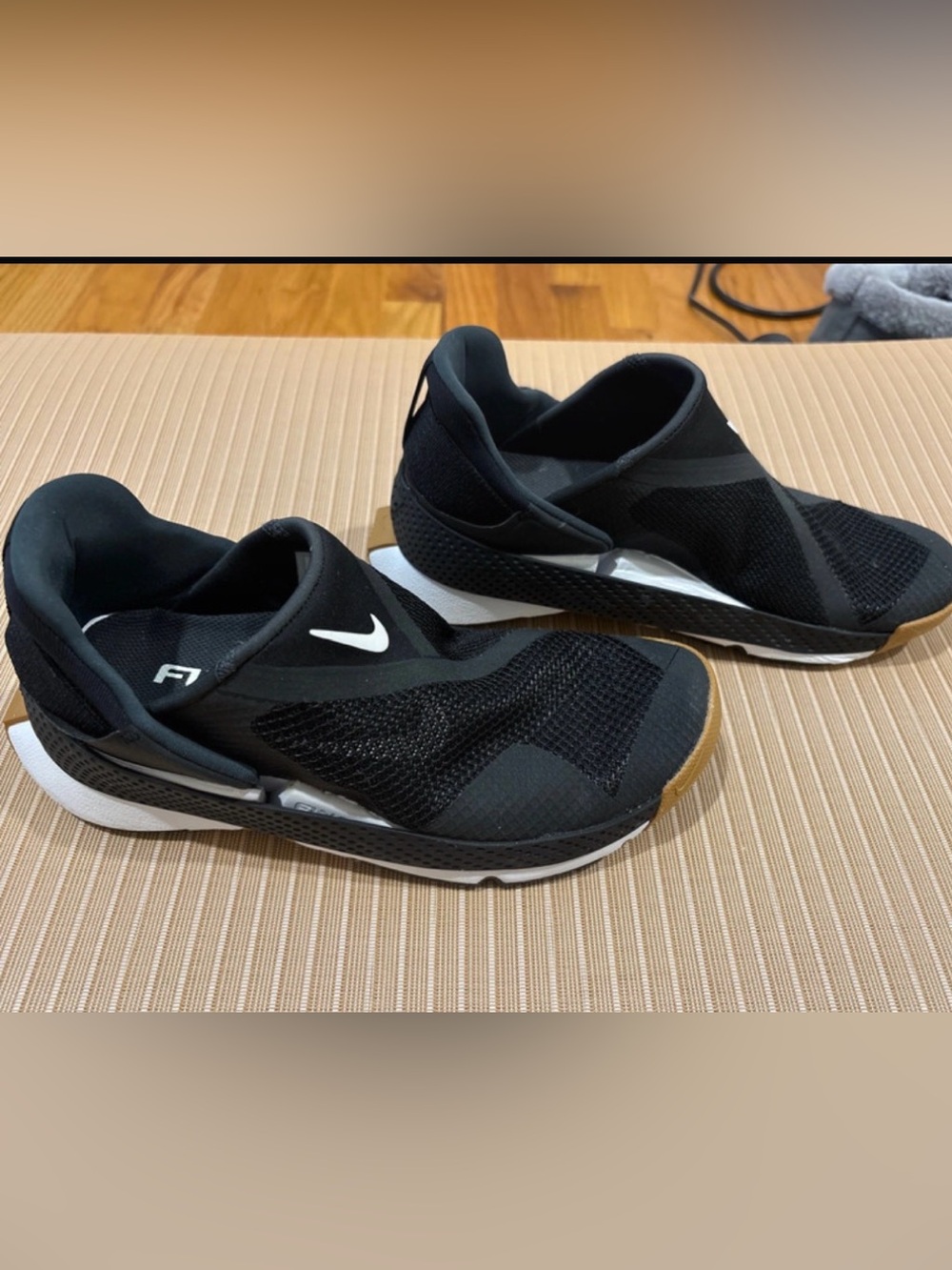 Unisex NIKE Go FlyEase sneakers size 6 or 7.5